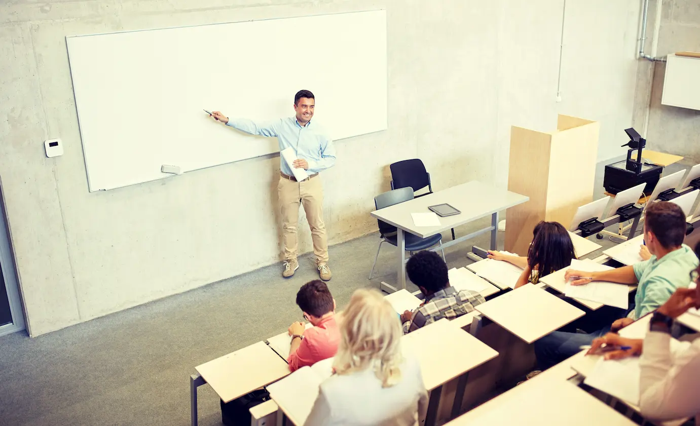 Read more about the article Kiedy wybrać promotora pracy magisterskiej? Harmonogram dla studentów licencjackich, magisterskich i inżynierskich